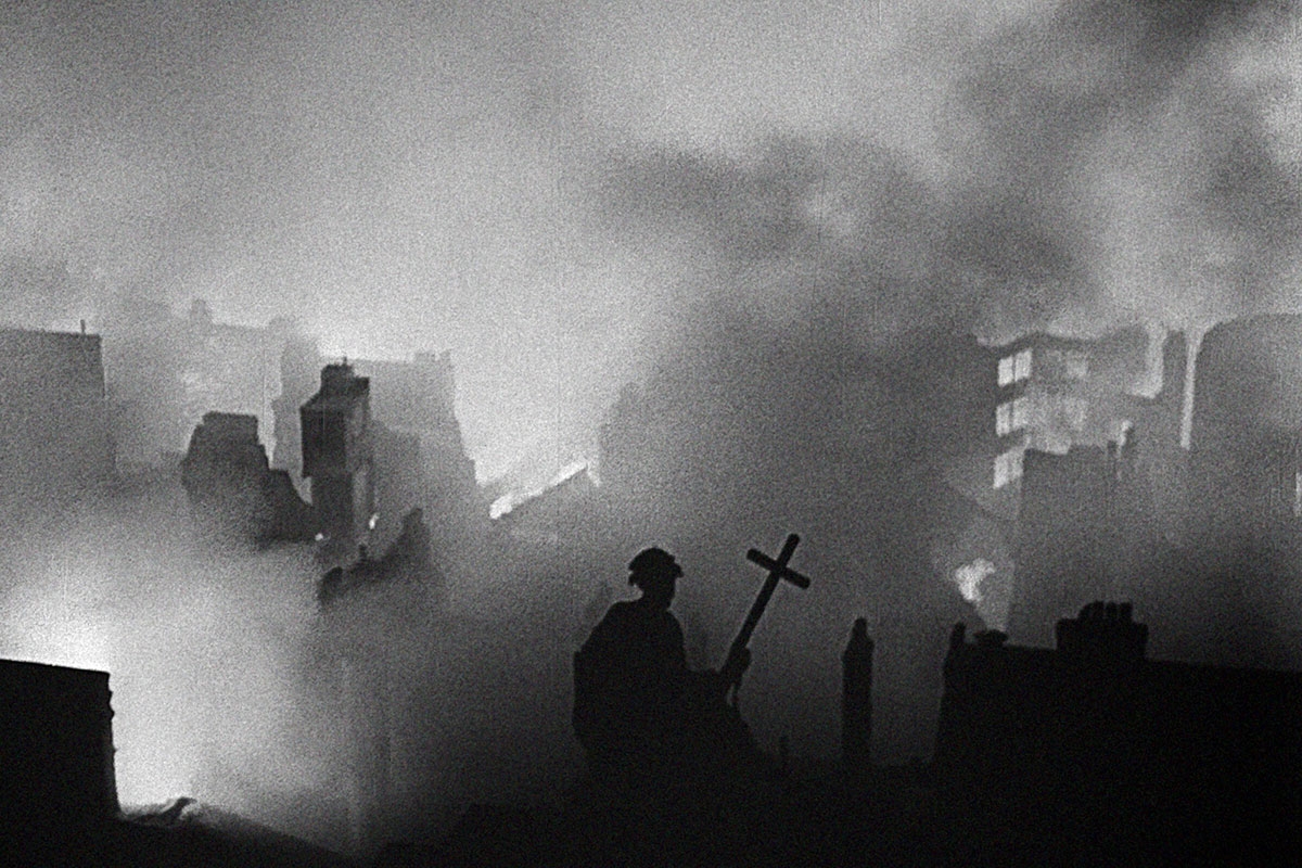 Brennende Häuser nach der ­Bombardierung von London
