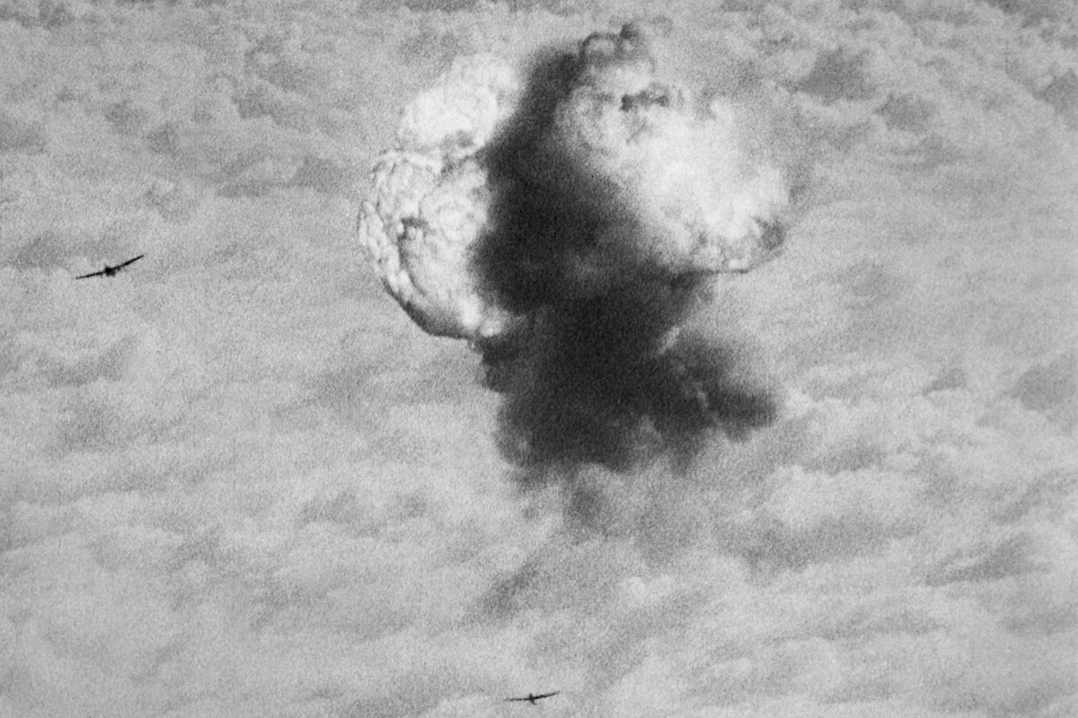 Britische Bomber über Deutschland werden von Flugabwehr beschossen