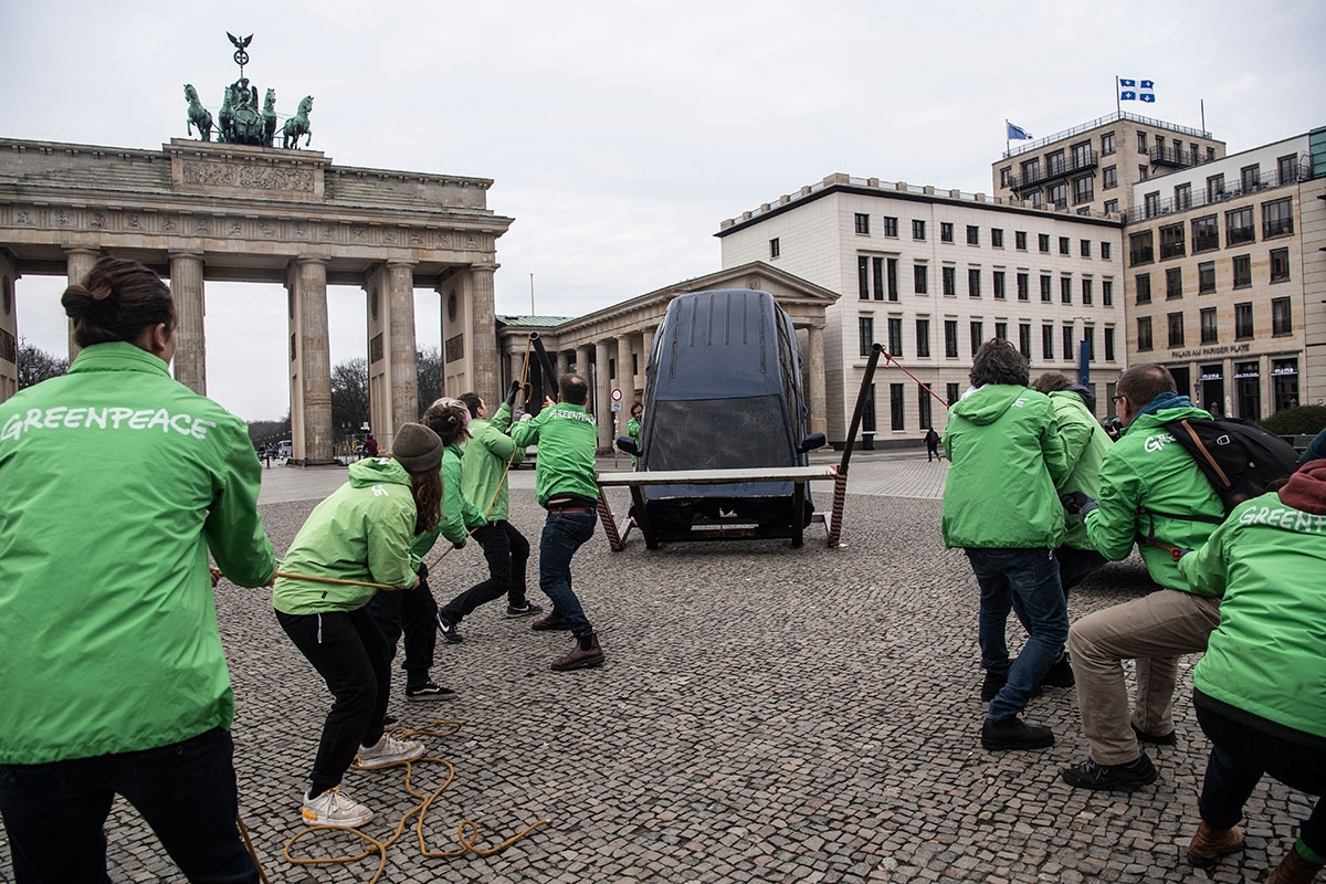 Greenpeace-Aktion vor dem Brandenburger Tor, März 2023