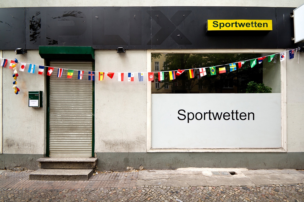 Schaufenster eines Wettbüros für Sportwetten