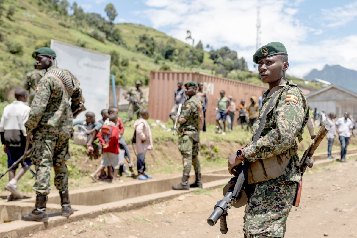 Ugandische Soldaten bei einer Siedlung in Bunagana, Nord-Kivu, die zuvor von M23-Rebellen abgetreten wurde, 19. April