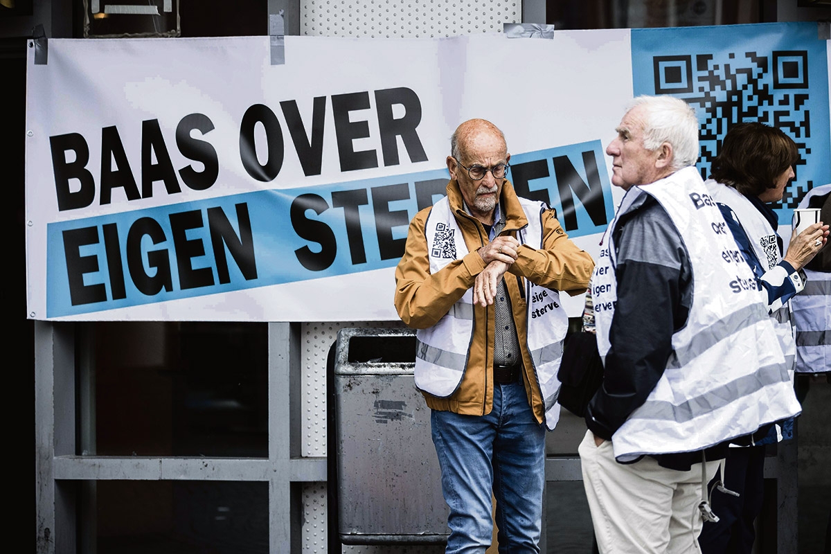 Unterstützer des wegen Beihilfe zur Selbstötung angeklagten Alex S. demonstrieren vor dem Gericht in Den Bosch, 3. Juli
