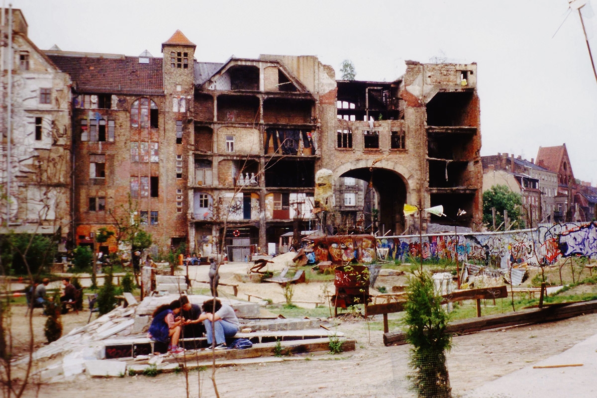 Das Kunsthaus Tacheles im Jahr 1995 