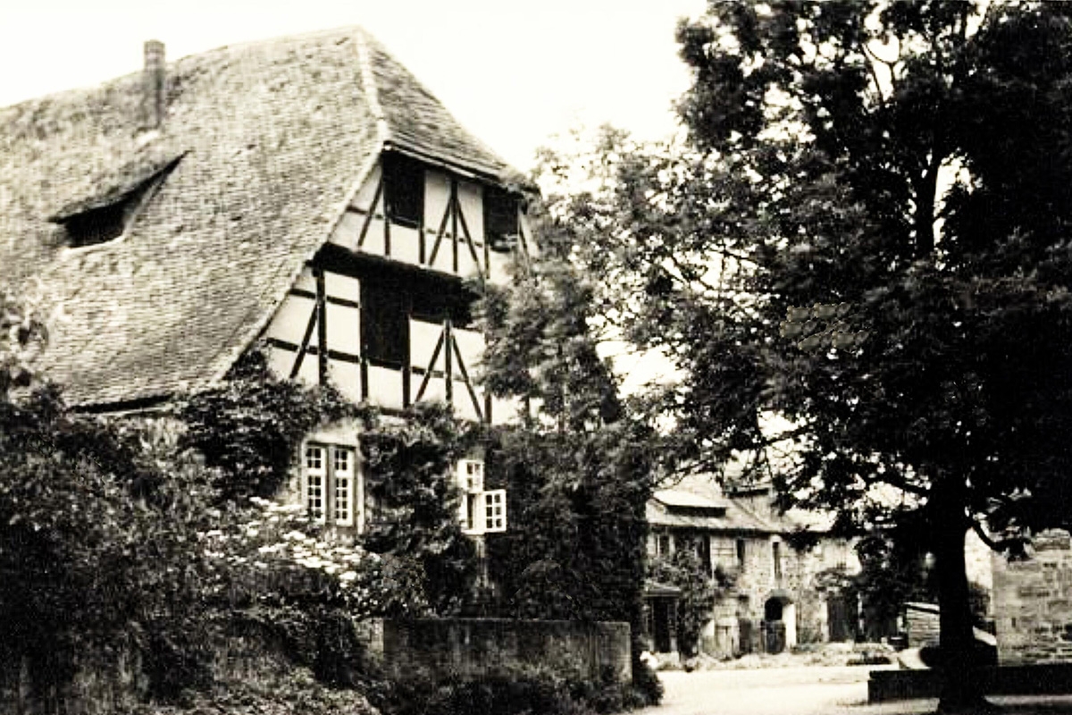 In seinem Lippoldsberger Anwesen richtete Hans Grimm auch nach 1945 noch die Dichtertage aus