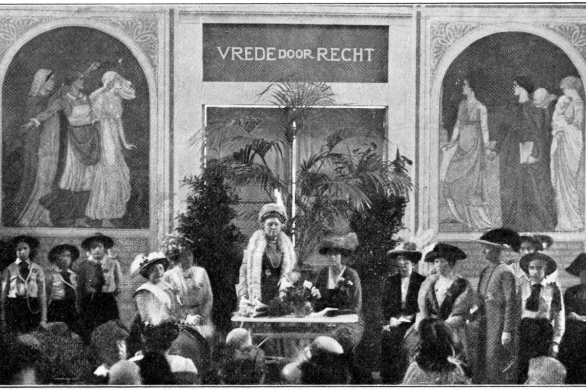 Bertha von Suttner bei einem Vortrag über den Friede und die Frauenbewegung, 1913