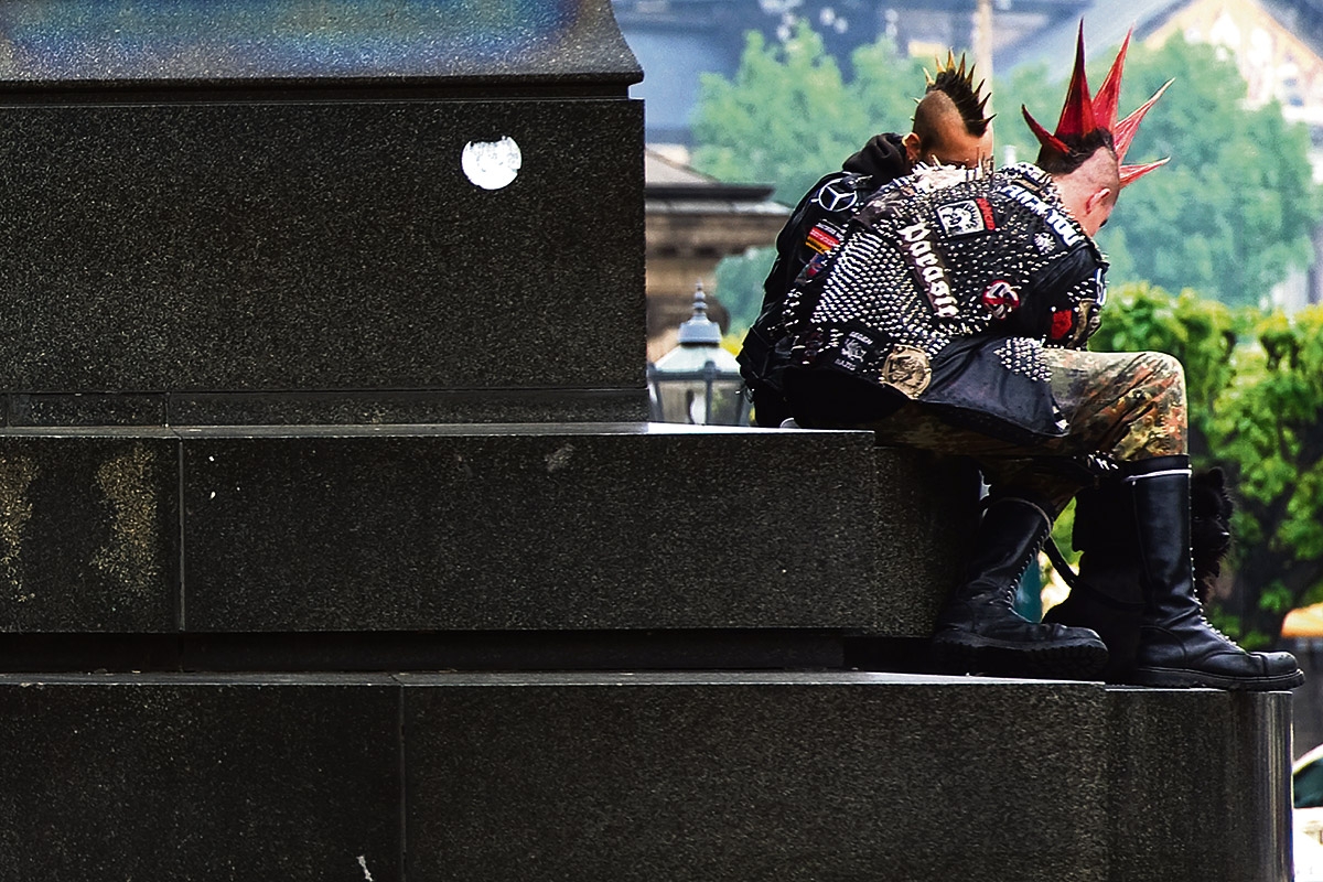 Punks auf dem Sockel des Reiterstandbilds König Johanns von Sachsen auf dem Theaterplatz in Dresden