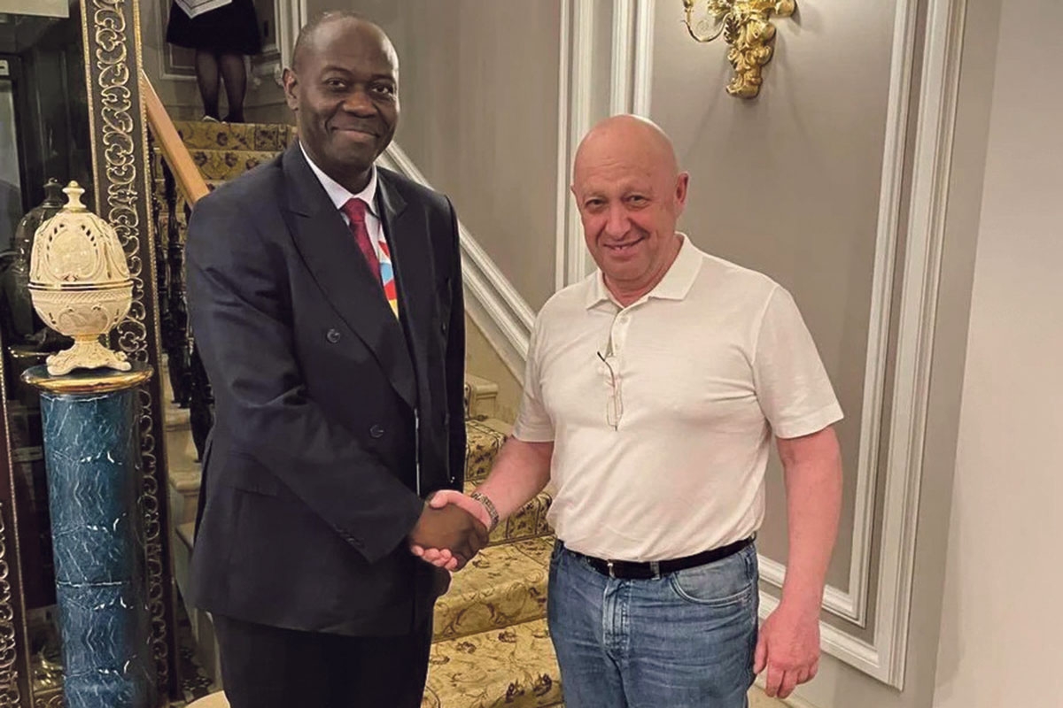 Freddy Mapouka, Berater des Präsidenten der Zentralafrikanischen Republik, und Jewgenij Prigoschin in Sankt Petersburg