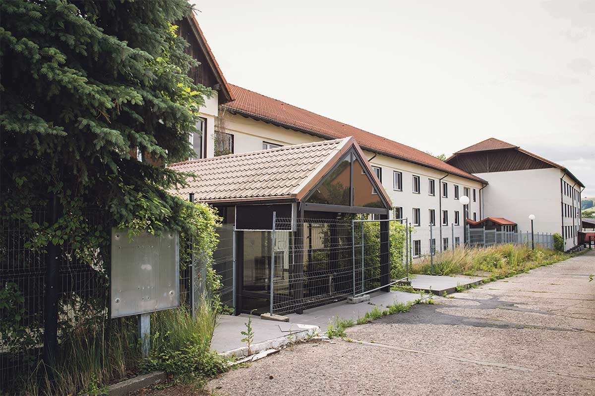 Das leerstehende ehemalige Hotel in Freital, das früher als Flüchtlingsunterkunft diente, im Jahr 2020