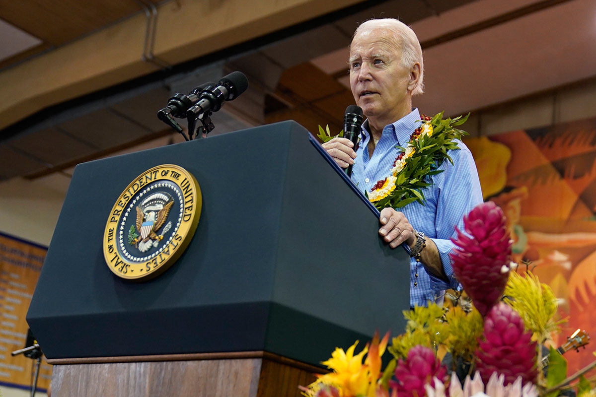 US-Präsident Joe Biden mit Blumenkranz