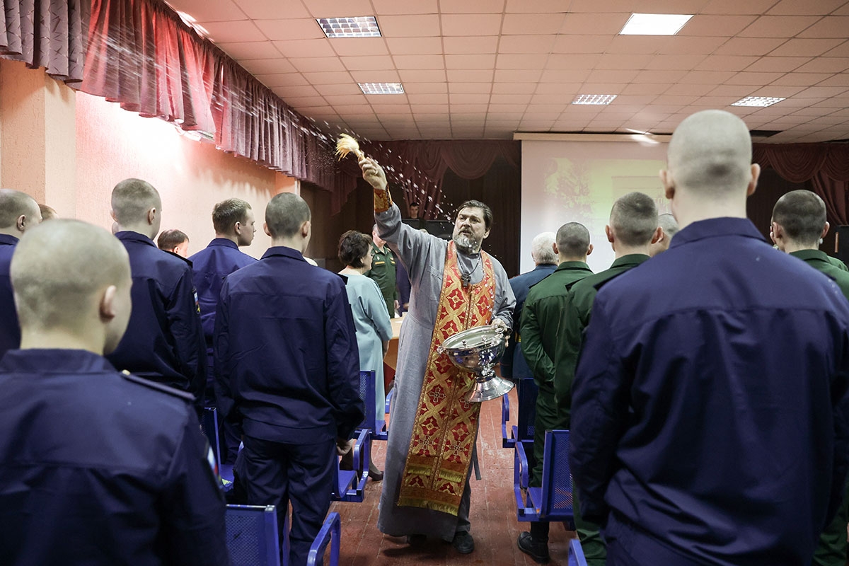 Ein Priester segnet frisch einberufene russische Rekruten