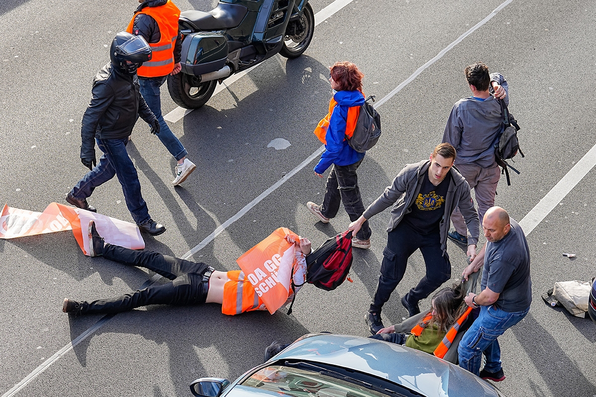 Autofahrer versuchen am 19. Mai auf der A 100 in Berlin, LG-Mitglieder von der Straße zu zerren