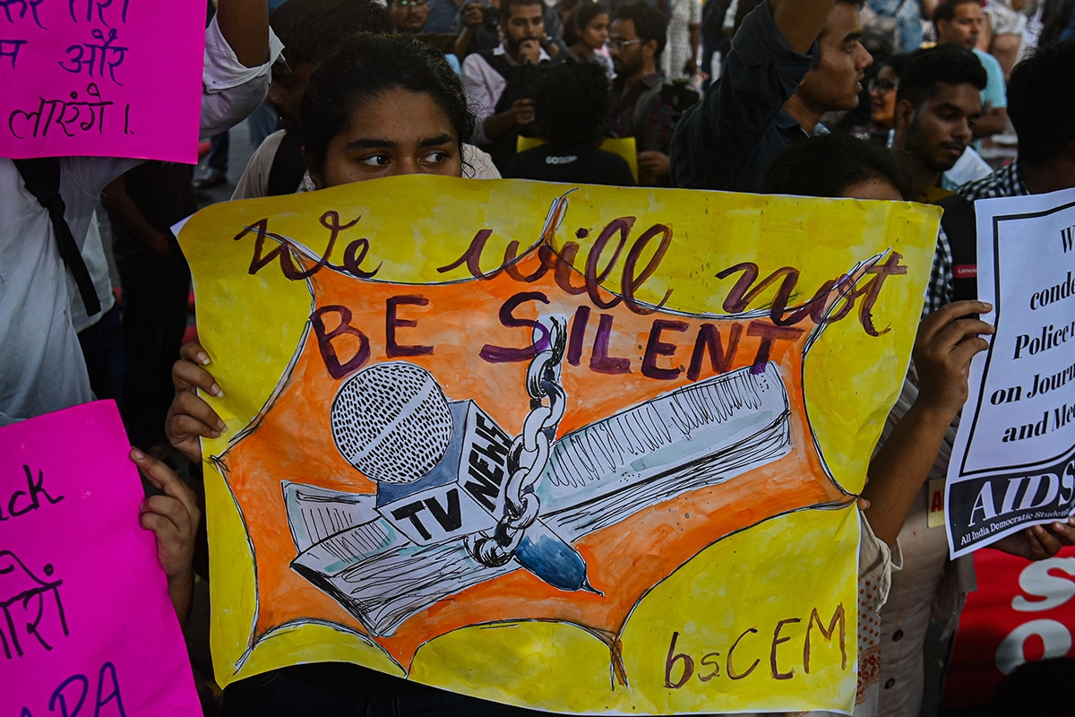 Demonstrantin mit Plakat »We will not be silent«