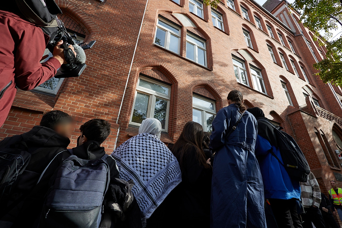 Schüler des Ernst-Abbe-Gymnasium in Berlin-Neukölln protestieren wegen eines Vorfalls zwischen einem Lehrer und einem Schüler
