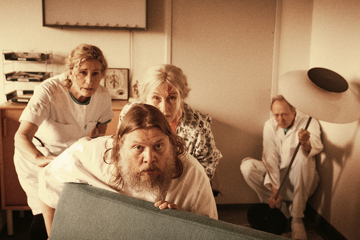 Der Horror der Klinik. Balder (Nicolas Bro), Judith (Birgitte Raaberg) und Karen (Bodil Jørgensen) im Sprechzimmer