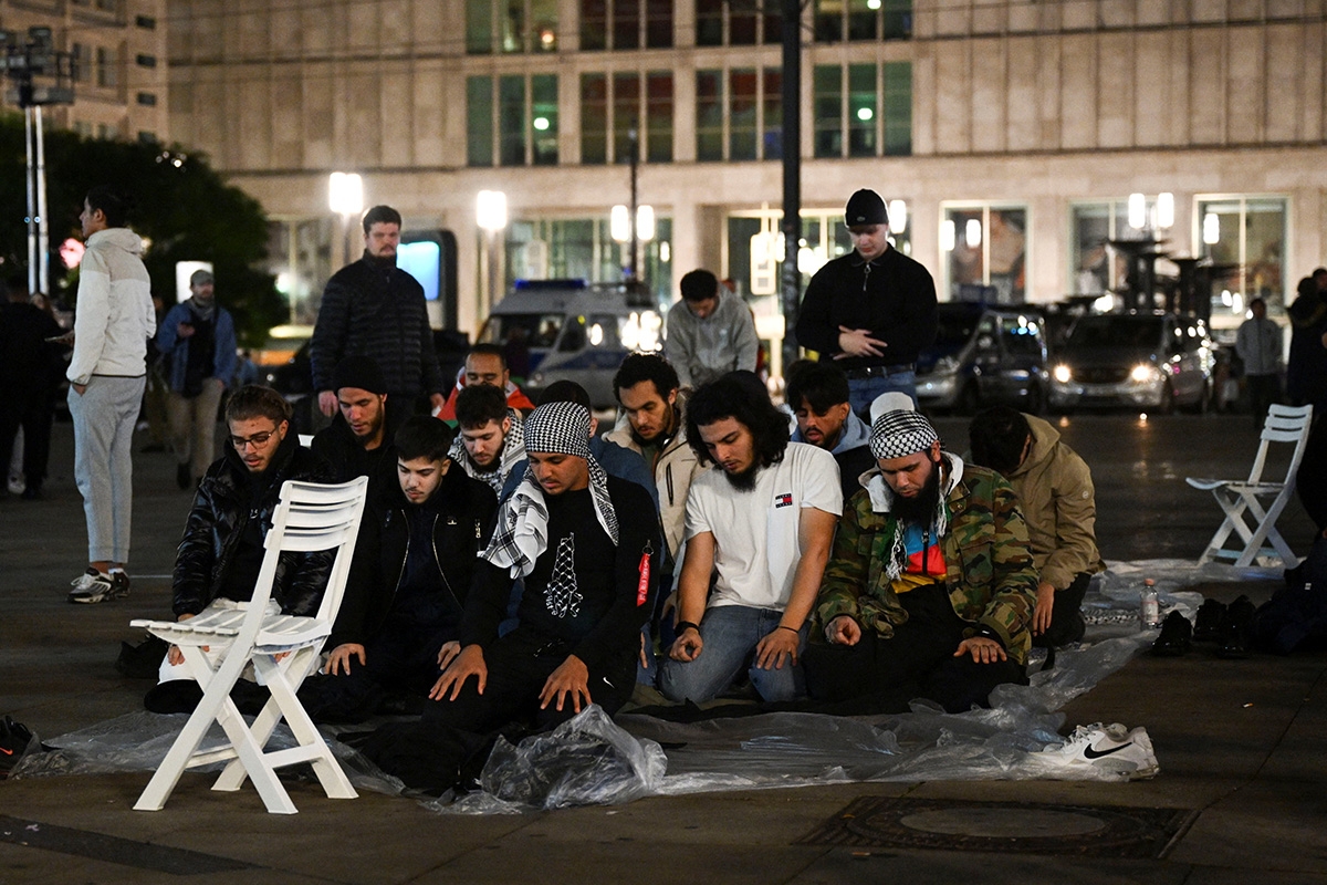 Im Notfall geht auch Plastikteppich. Nach einer Demonstration der Generation Islam am 22. Oktober auf dem Berliner Alexanderplatz