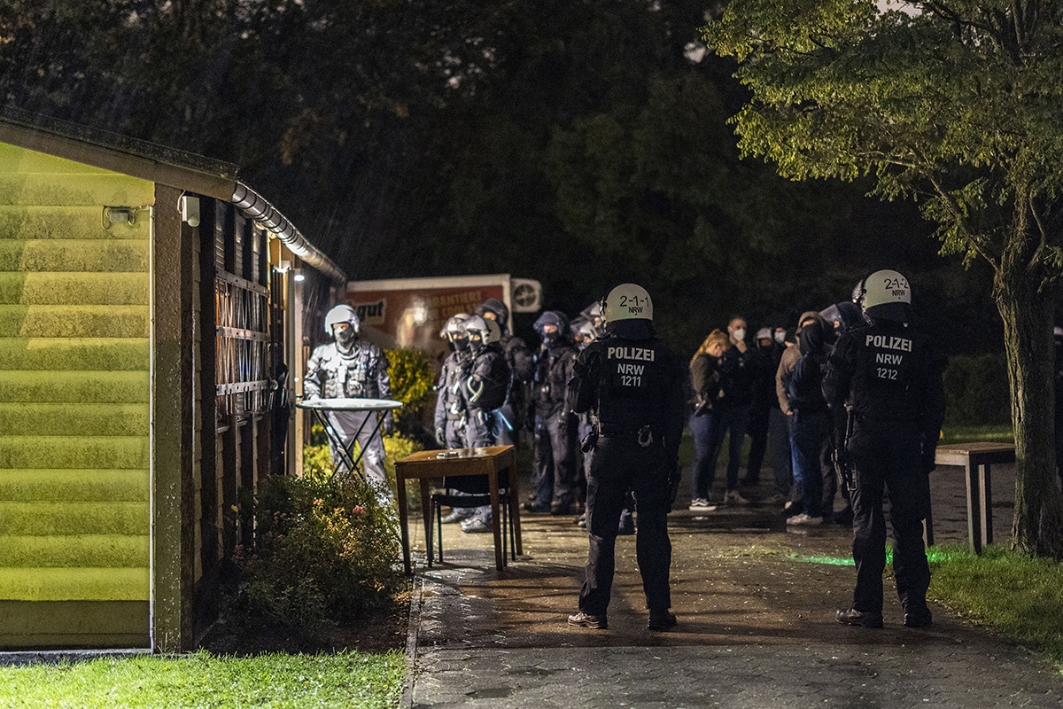 Die Polizei zu Besuch bei einem mutmaßlichen Rechtsrock-Konzert in Gelsenkirchen am 28. Oktober