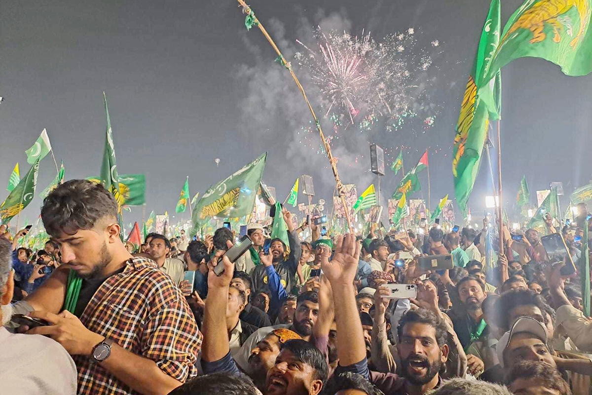 Eine riesige Menge von Anhängern begrüßt Nawaz Sharif in Lahore, 23. Oktober