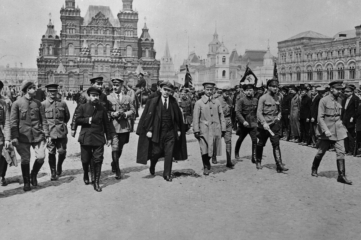 Lenin (Mitte), hier bei einer Inspektion von Truppen der Roten Armee in Moskau, 1919