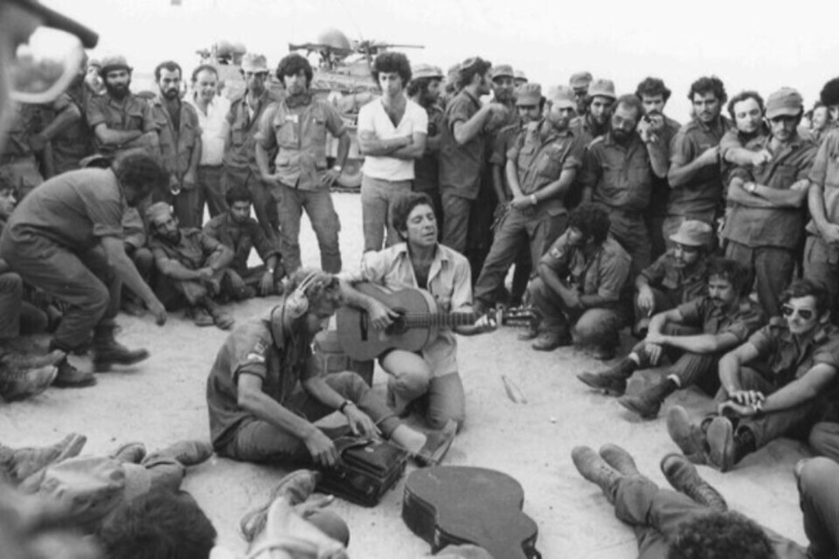 Der kanadische Sänger und Songwriter Leonard Cohen in der Sinai-Wüste vor israelischen Soldaten, 1973