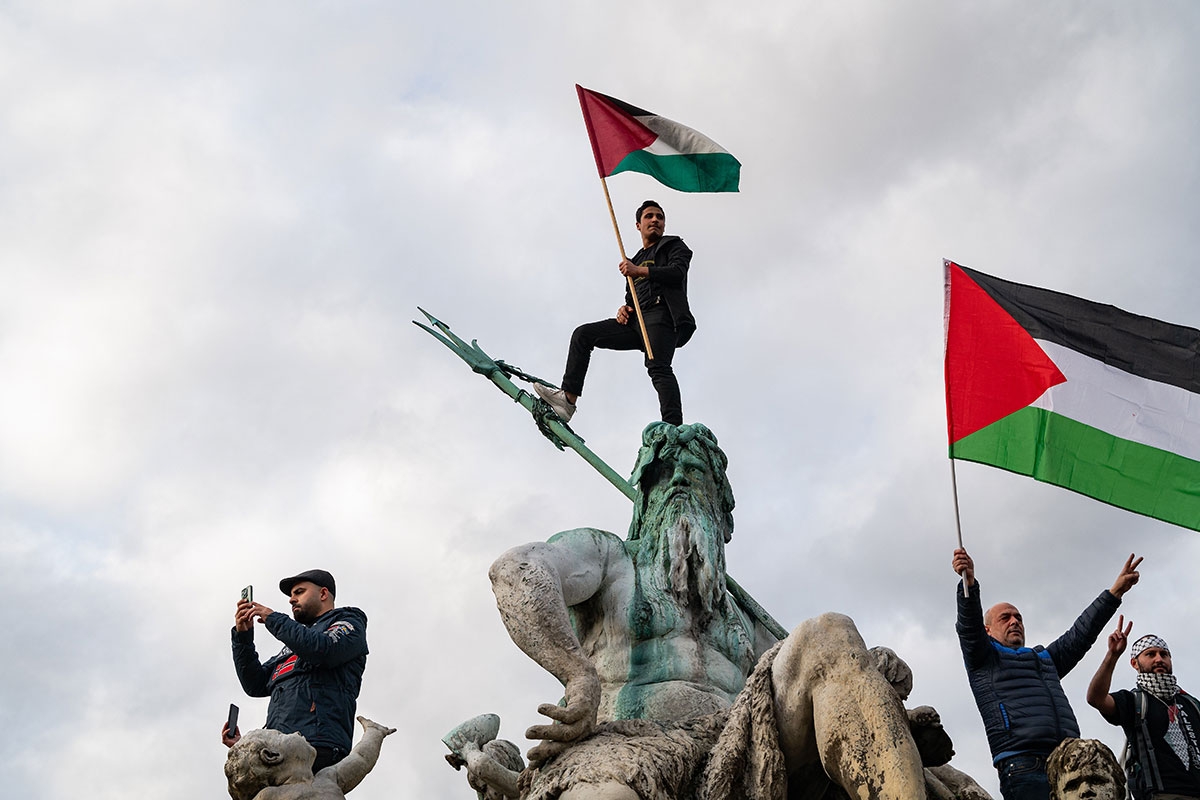 Mit Neptun gegen Israel. Demontration am Berliner Alexanderplatz, 4. November