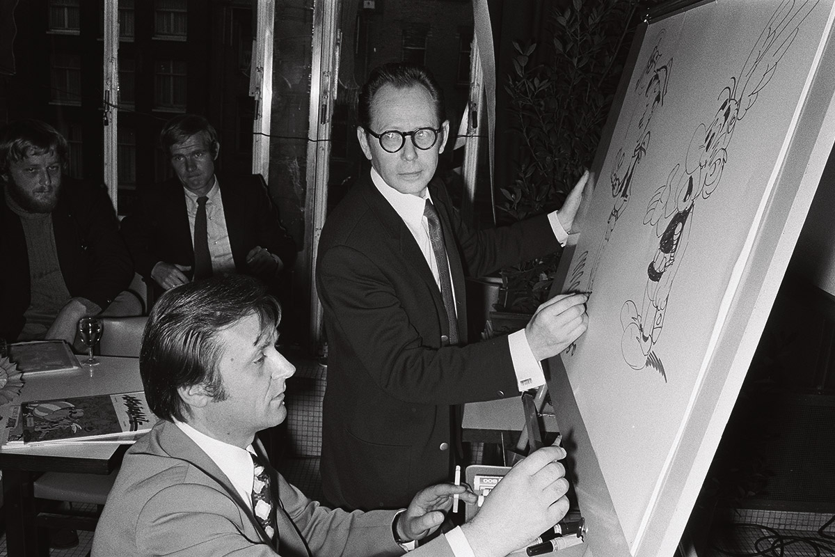 Asterix neben Lucky Luke. Zeichenstunde mit Uderzo (rechts) und Morris, Amsterdam 1971