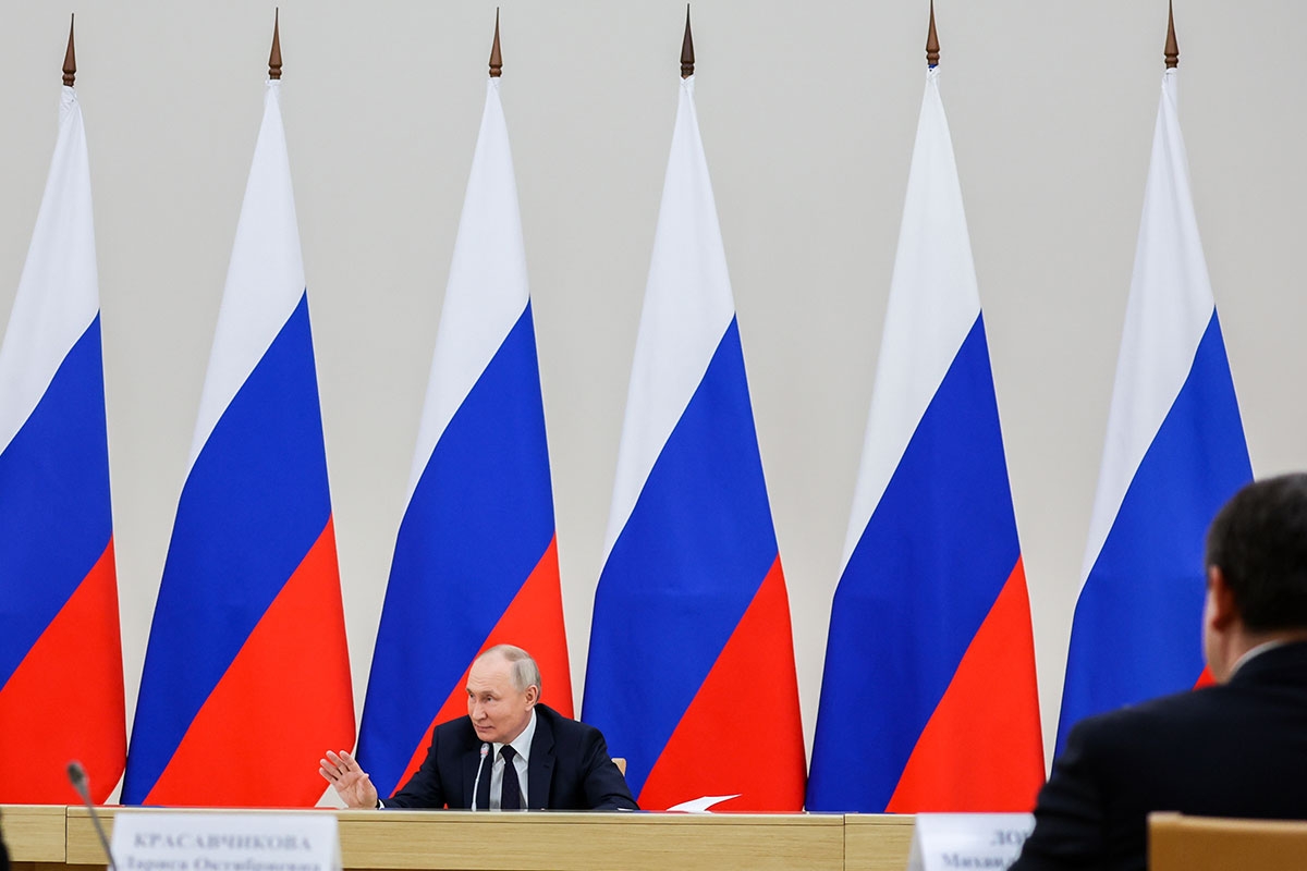 Wladimir Putin vor vielen großen Russland-Fahen