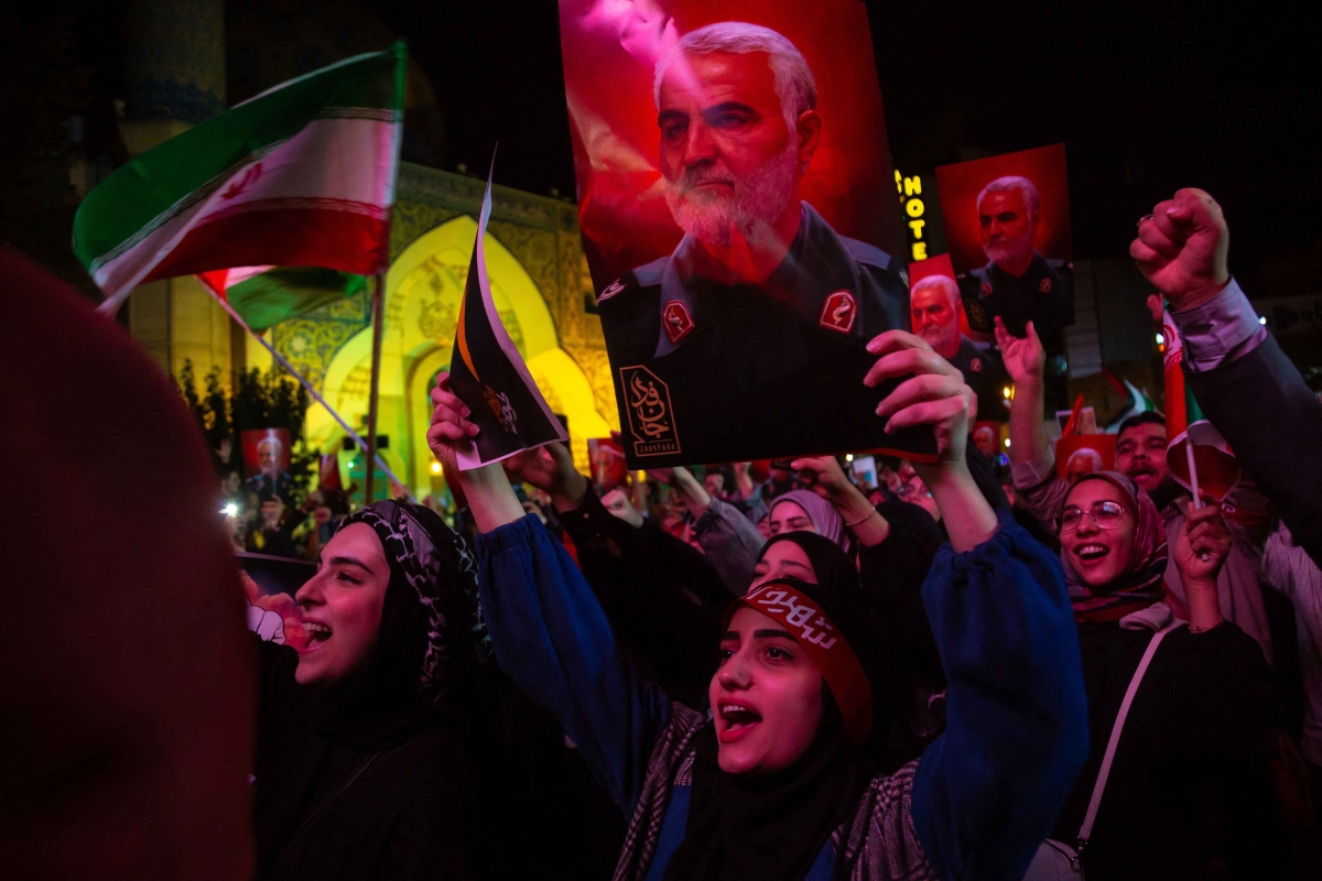 Qasem Soleimani ist posthum dabei. Anhängerinnen des iranischen Regimes bejubeln das Massaker der Hamas auf dem Teheraner Palästina-Platz, 7. Oktober
