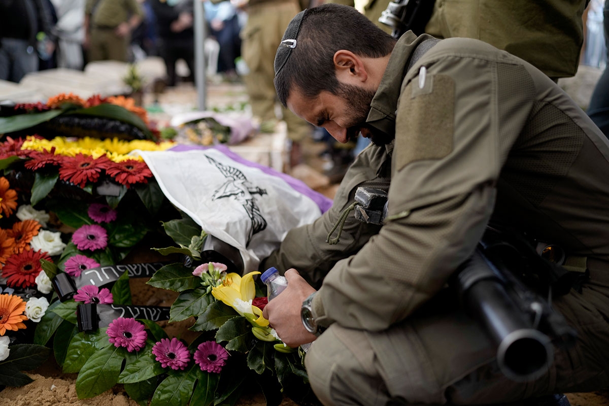 Ein israelischer Soldat weint während der Beerdigung seines bei der Gaza-Offensive getöeten Kamereraden, Ashdod am 6. Dezember