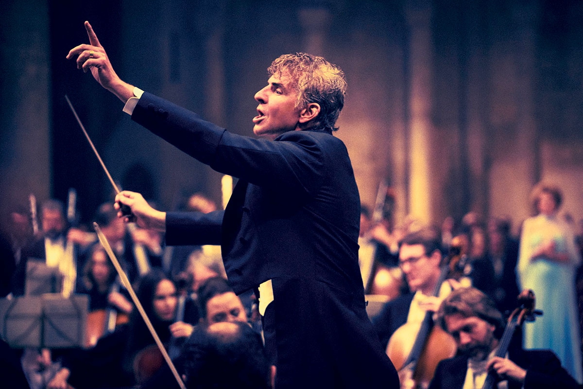 Wahrlich ein Genie. Leonard Bernstein (hier gespielt von Bradley Cooper) gilt als wohl wichtigster US-amerikanischer Dirigent