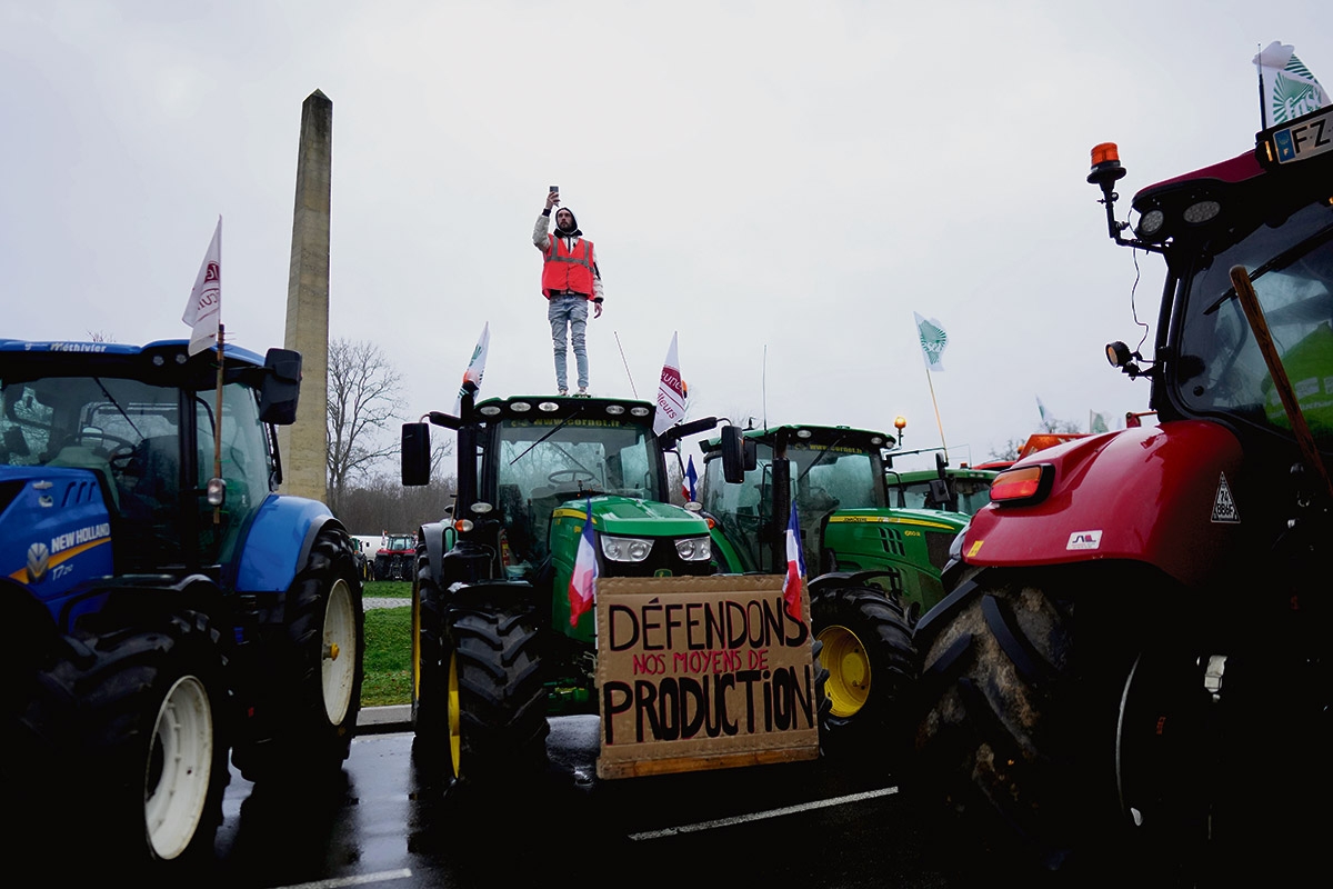 »Verteidigen wir unsere Produktion(smittel)«. Bauern blockieren einen Kreisverkehr in Fontainebleau, südlich von Paris, 26. Januar