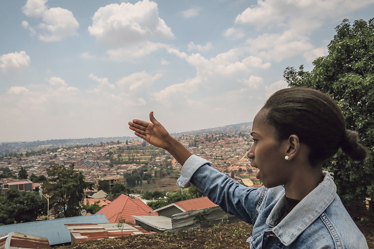 Blick auf das hügelige Kigali. Die Studentin Anger führt Besucher durch das Frauenzentrum im Stadtviertel Nyamirambo