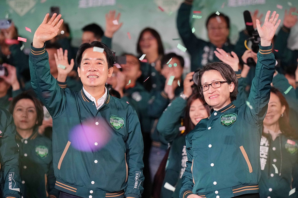 Der neue taiwanesische Präsident Lai Ching-te (l.) und seine Stellvertreterin Hsiao Bi-khim jubeln