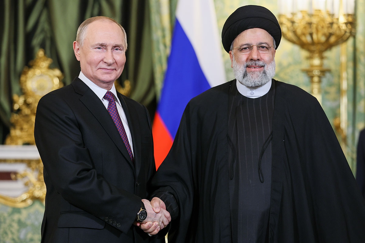 Russlands Präsident Putin (l.) und Irans Präsident Ibrahim Raisi bei einem Treffen in Moskau, 7. Dezember