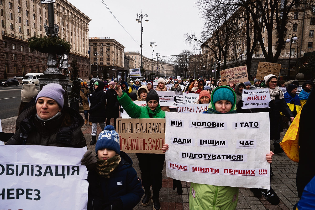 Demonstration im Zentrum Kiews. Rund 100 Angehörige von Soldaten fordern eine Demobilisierung nach drei Jahren in der Armee, 28. Januar