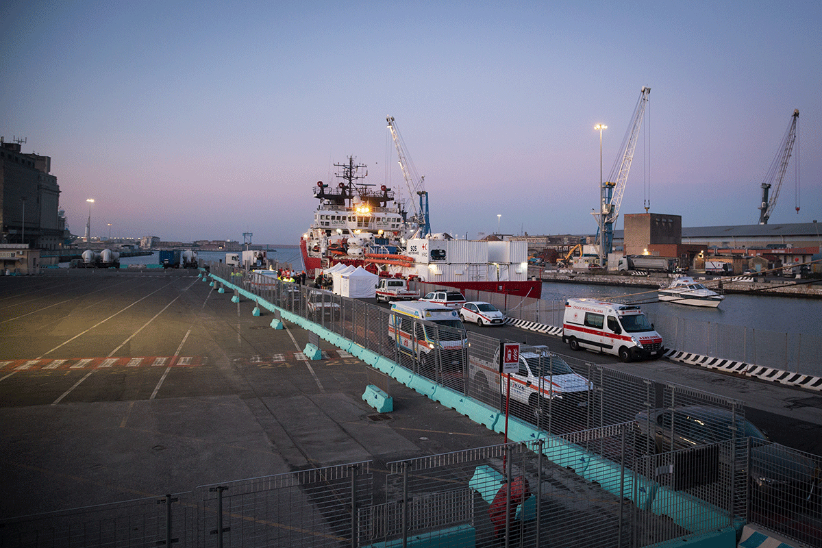 Anlegen im Morgengrauen. Die »Ocean Viking« in der Calata Carrara im Hafen von Livorno mit 71 Schiffbrüchigen an Bord