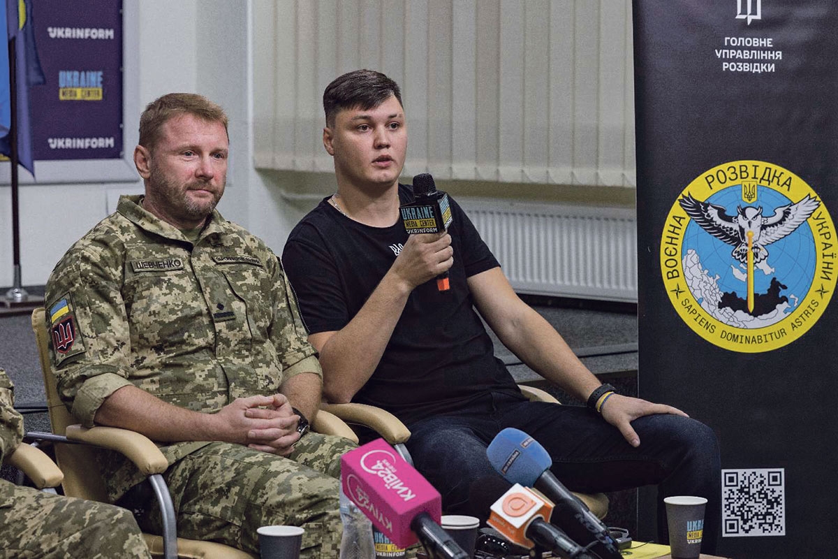 Zunächst übergelaufen. Maksim Kusminow (rechts) mit ukrainischen Militärangehörigen bei einer Pressekonferenz, 5. September