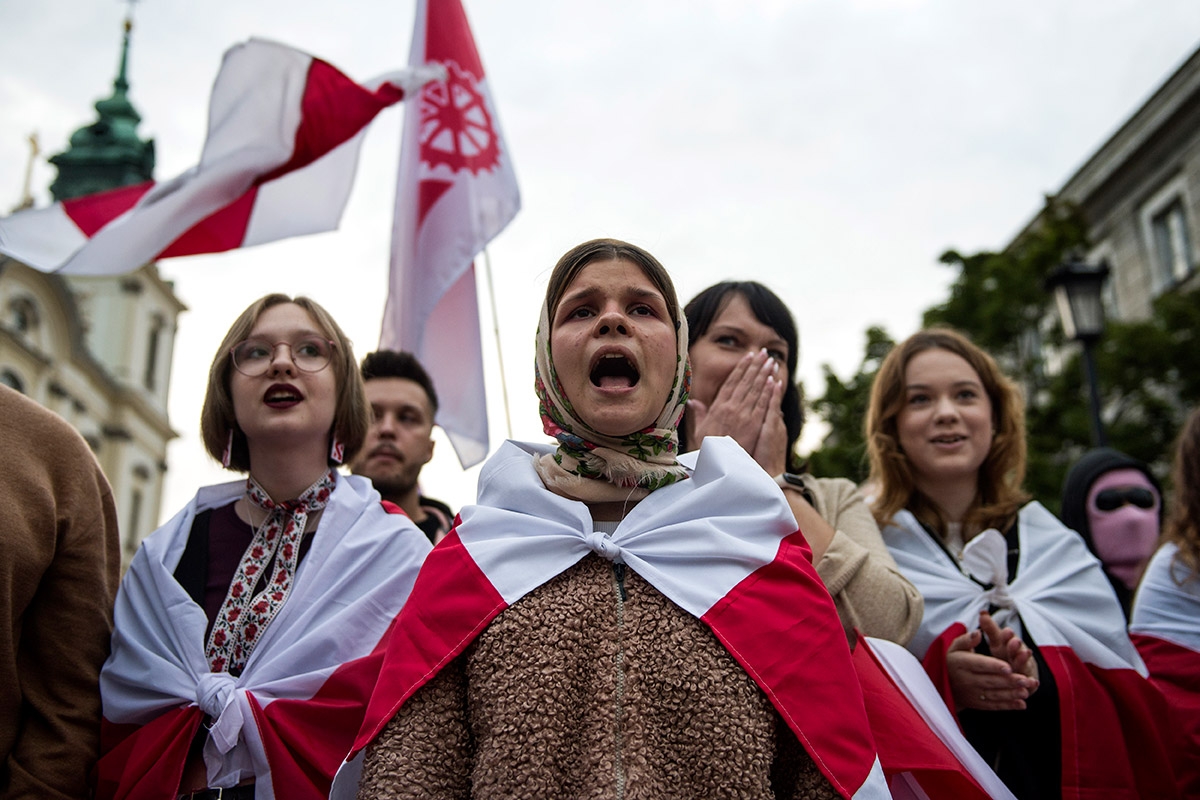 Hunderte Exilanten demonstrierten in Warschau gegen die Unterdrückung in Belarus mit der verbotenen Flagge der Opposition, 9. August 2023