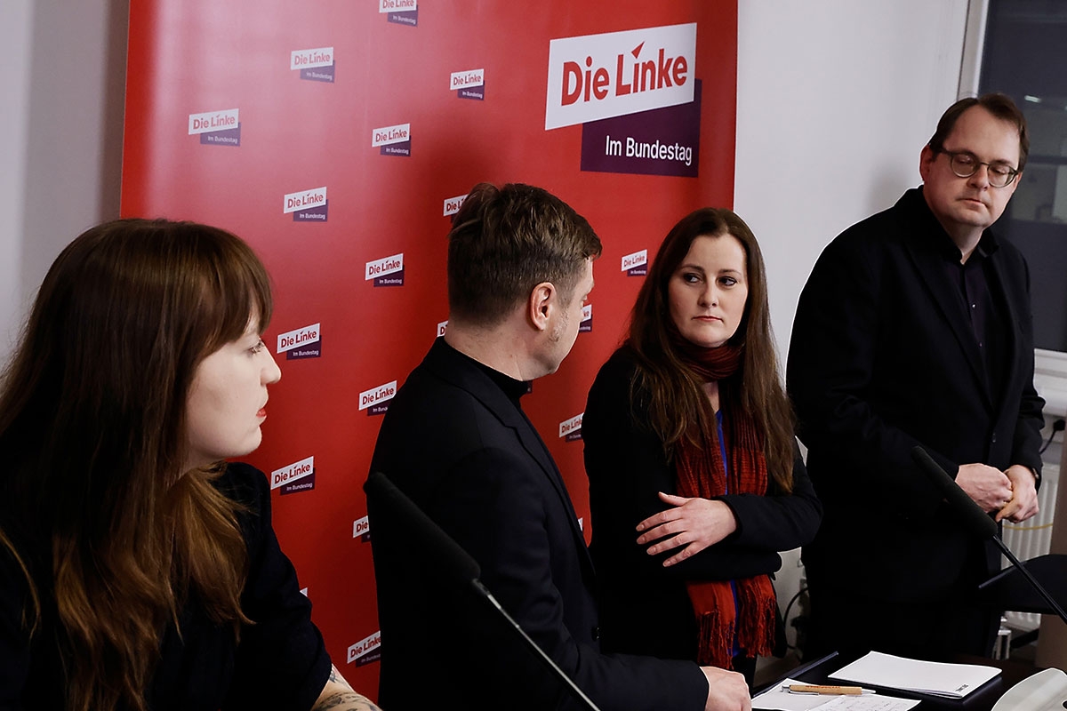 Heidi Reichinnek (l.) und Sören Pellmann (r.) bei einer Pressekonferenz mit den Parteivorsitzenden Martin Schirdewan (2.v.l.) und Janine Wissler (2.v.r.)