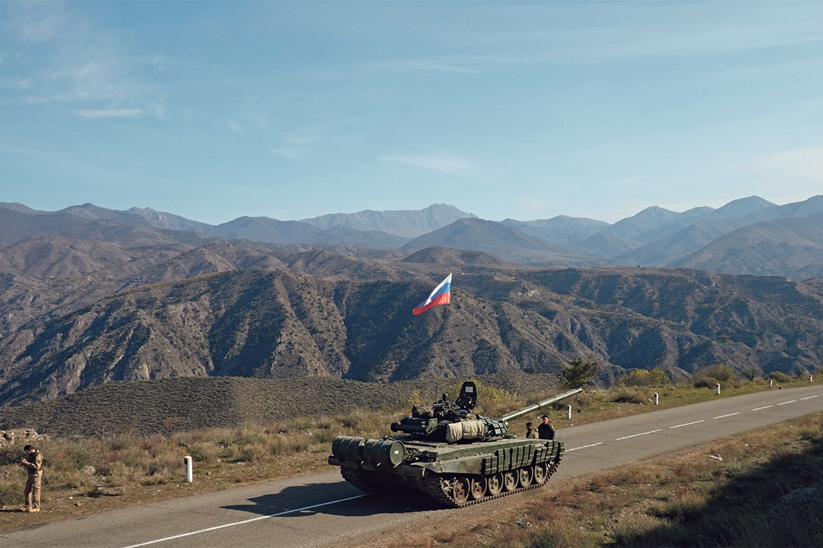 »Friedenspanzer«. Russland hatte nach einem Waffenstillstand zwischen Aserbaidschan und Armenien im November 2020 sogenannte Friedenstruppen in die Region Bergkarabach geschickt
