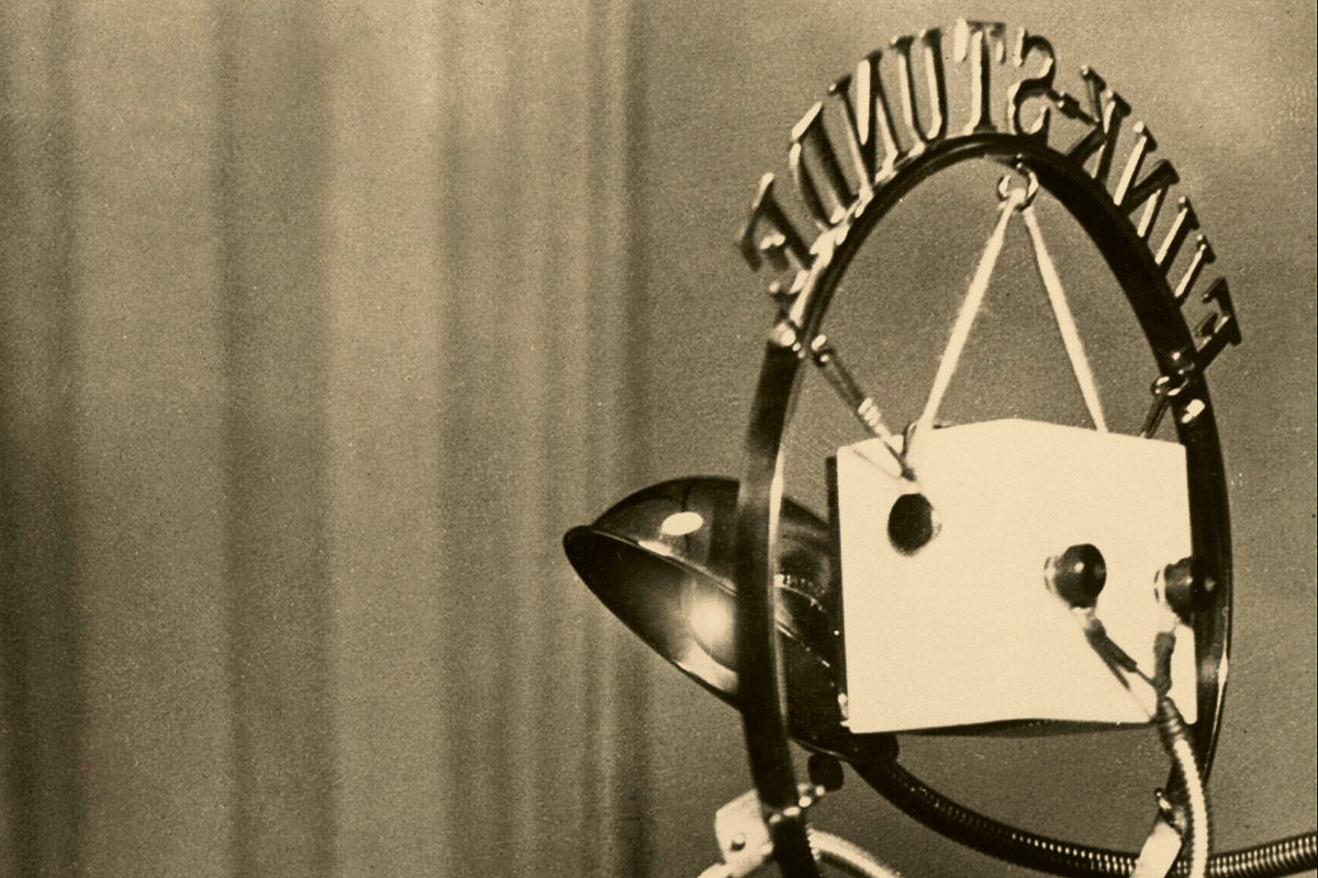 Rednerpult und ­Mikrophon des ­Rundfunksenders »Funk-Stunde«. Hitler und ­Goebbels nutzten die ­Radioübertragungen für antisemitische ­Propaganda