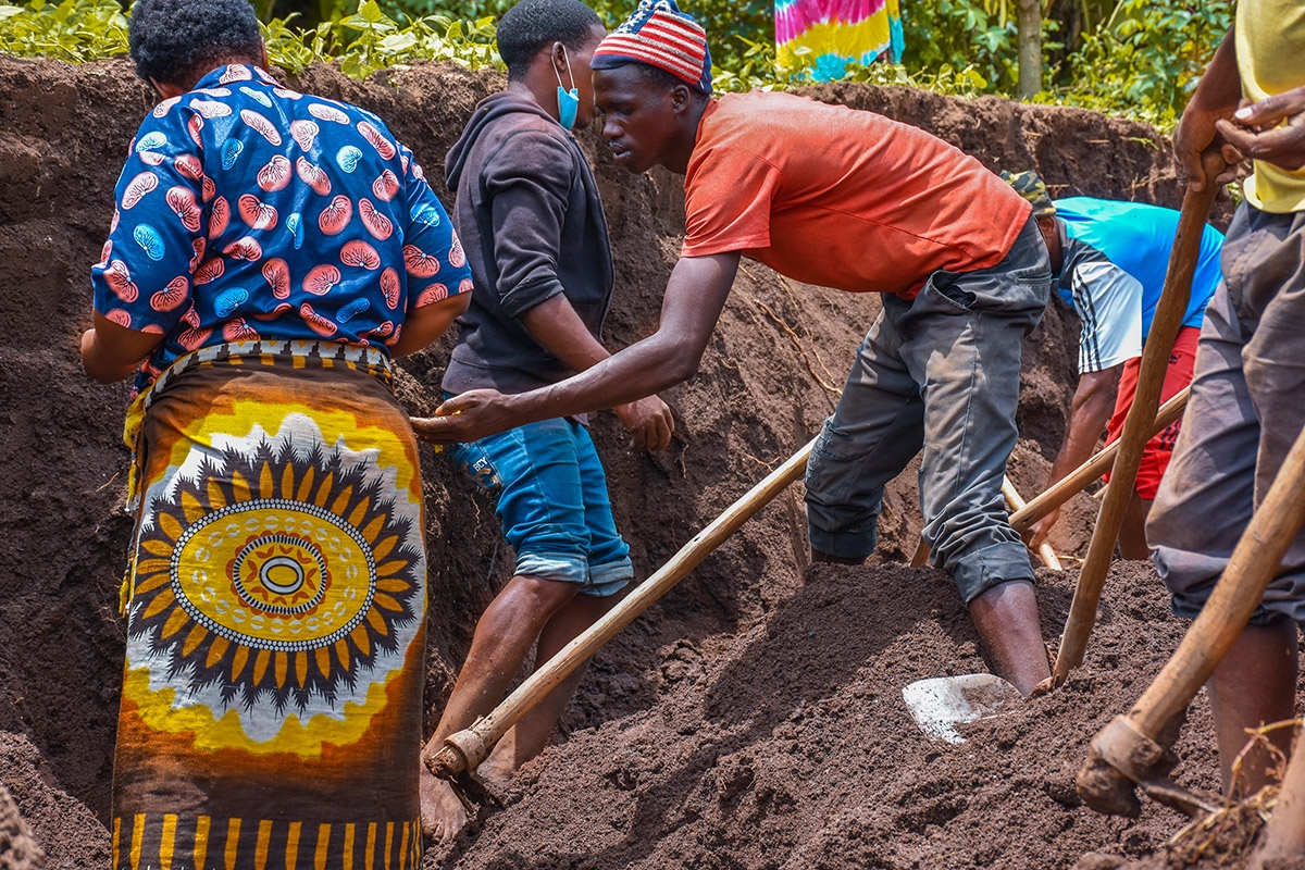 Neben den Häusern die Toten. In dem Dorf Ngoma im Südwesten Ruandas suchen Freiwillige nach vor 30 Jahren vergrabenen Leichen
