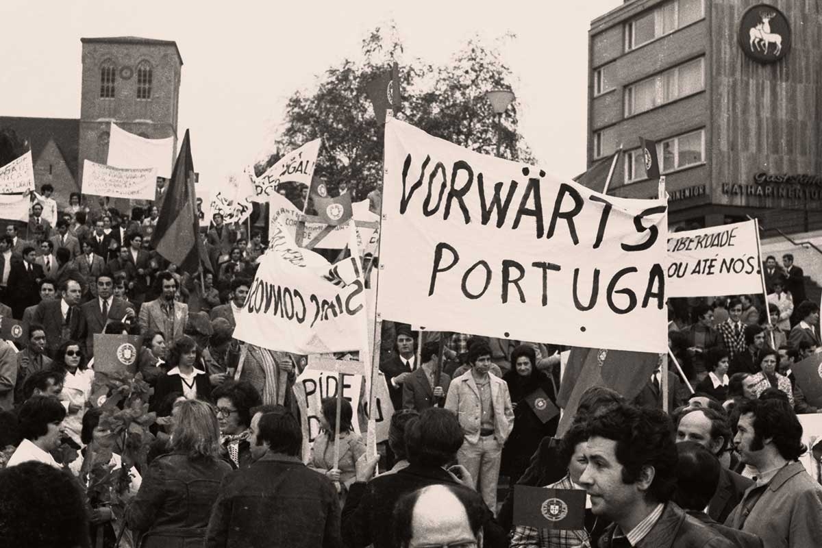 Die vergessenen Gastarbeiter. Portugiesen demonstrieren am 5. Mai 1974 im Ruhrgebiet ihre Solidarität mit der Nelkenrevolution