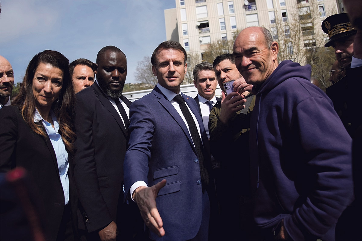 Bad in der Menge. Präsident Emmanuel Macron (Mitte) mit Anwohnern im Distrikt La Castellane von Marseille, 19. März