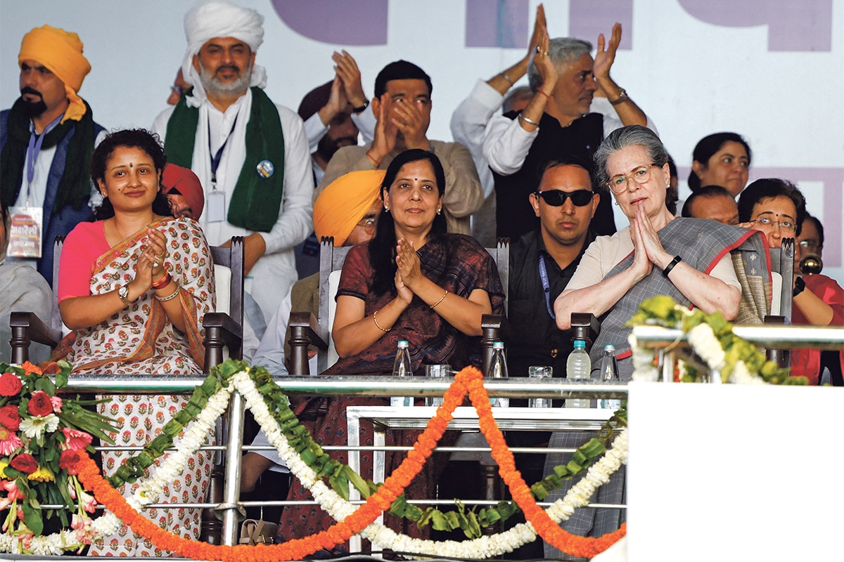 Vereint gegen die Regierung. Sonia Gandhi (rechts) und Sunita Kejriwal (Mitte) protestieren in Delhi, 31. März