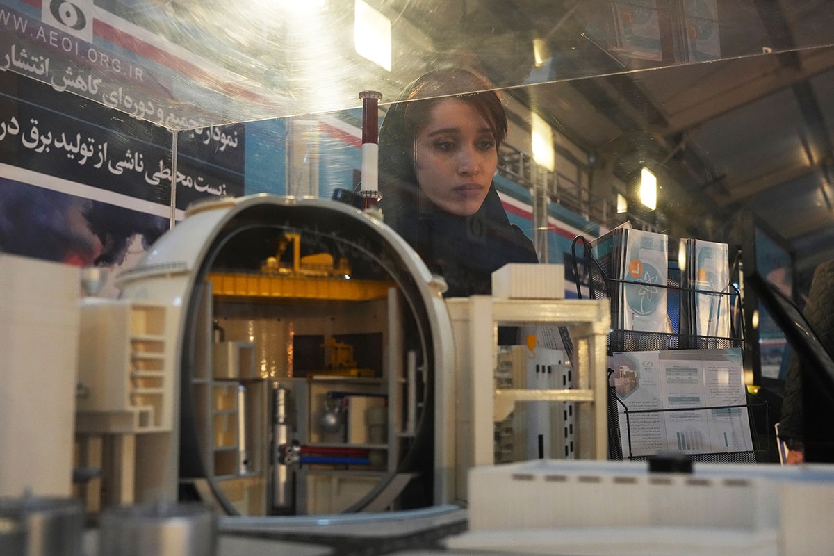 Eine Studentin betrachtet ein Modell des Reaktors in Bushehr, das in einer Ausstellung in Teheran gezeigt wurde