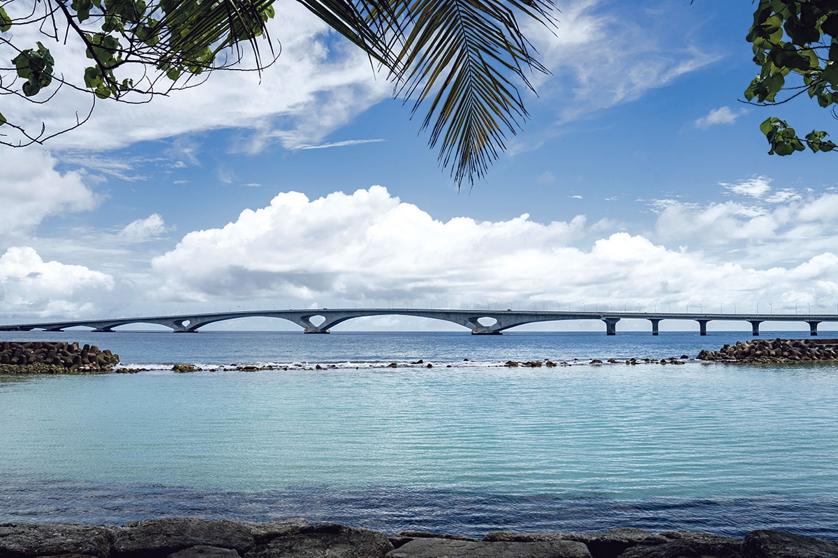 Ursprünglich hieß sie China-Malediven-Freundschaftsbrücke. Die Sinamalé-Brücke verbindet mehrere Inseln und wurde von der chinesischen Regierung finanziert