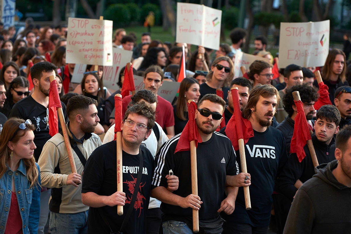 Demonstranten auf dem Weg zur israelischen Botschaft in Athen