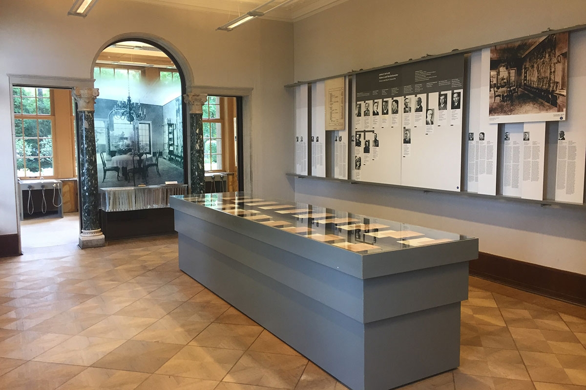 »Plakat von der Wand gerissen«. Die Ausstellungsräume der Gedenk- und Bildungsstätte »Haus der Wannsee-Konferenz« am historischen Ort