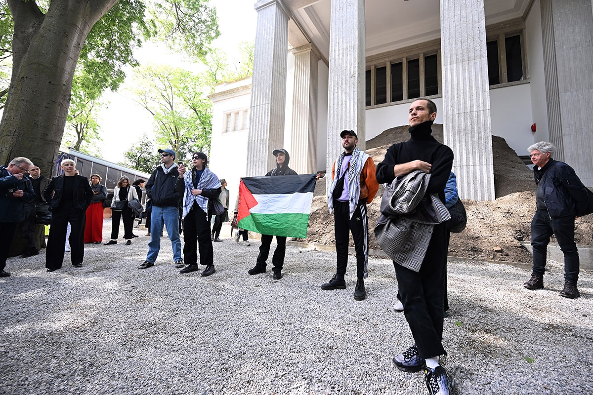 Demonstranten mit palästinensischen Fahnen