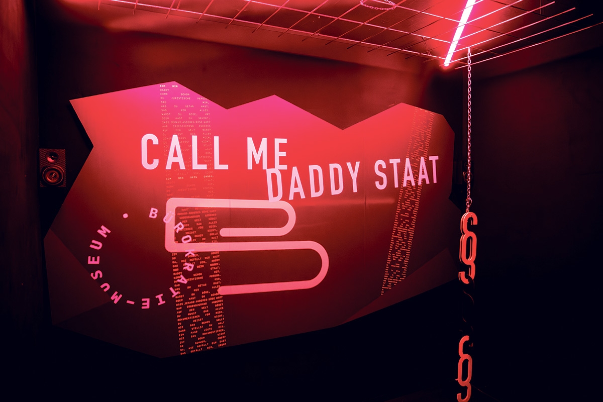 Motiv aus Ausstellung "Call me Daddy Staat"